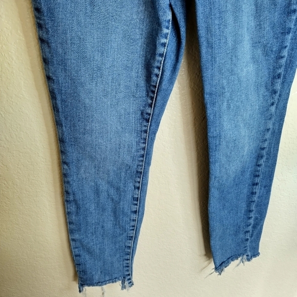 Good American Good Waist Step Hem Jeans in indigo 201 sz 28/6 - Picture 4 of 9